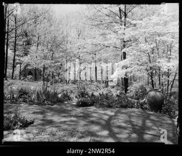 Mrs. Wilson L. Smith, house, Stevenson, Baltimore County, Maryland. Carnegie Survey of the Architecture of the South. United States, Maryland, Baltimore County, Stevenson,  Gardens,  Stone buildings,  Walkways. Stock Photo