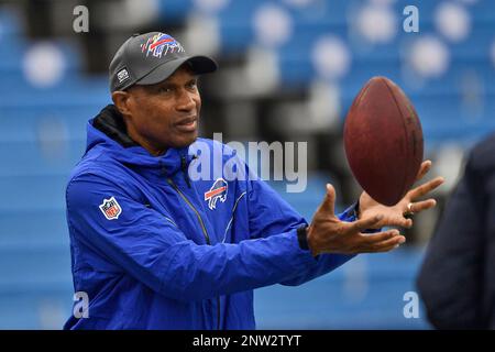 Bills defensive coordinator Leslie Frazier taking year off from