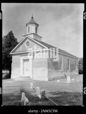 Grace Church, York-Hampton Parish, Yorktown, York County, Virginia. Carnegie Survey of the Architecture of the South. United States  Virginia  York County  Yorktown, Bell towers, Bull's eye windows, Pediments, Doors & doorways, Tombs & sepulchral monuments, Churches. Stock Photo