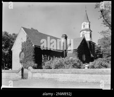 Bruton Parish Church, Williamsburg, James City County, Virginia. Carnegie Survey of the Architecture of the South. United States  Virginia  James City County  Williamsburg, Fences, Towers, Churches, Brickwork. Stock Photo