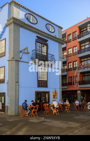 Diners enjoying the afternoon sunshine at the typically colourful Cafeteria Plaza Catedral in La Laguna's Calle Dean Palahi Stock Photo