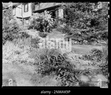 Mrs. Wilson L. Smith, house, Stevenson, Baltimore County, Maryland. Carnegie Survey of the Architecture of the South. United States, Maryland, Baltimore County, Stevenson,  Gardens. Stock Photo