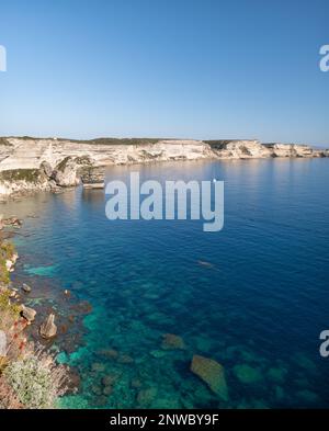 Vue sur les falaises de Bonifacio en Corse du Sud, soleil et eau bleue au rendez-vous Stock Photo