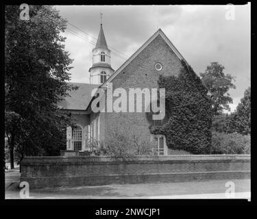 Bruton Parish Church, Williamsburg, James City County, Virginia. Carnegie Survey of the Architecture of the South. United States  Virginia  James City County  Williamsburg, Fences, Gables, Churches, Brickwork. Stock Photo