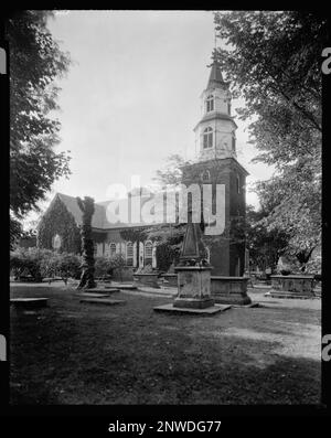 Bruton Parish Church, Williamsburg, James City County, Virginia. Carnegie Survey of the Architecture of the South. United States  Virginia  James City County  Williamsburg, Cemeteries, Towers, Churches. Stock Photo