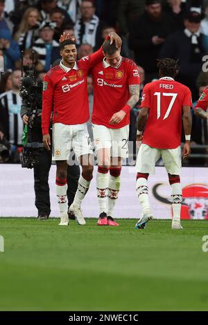 London, UK. 26th Feb, 2023. Marcus Rashford of Manchester Utd (l) celebrates with his teammates after he scores his teams 2nd goal. Carabao Cup final 2023, Manchester Utd v Newcastle Utd at Wembley Stadium in London on Sunday 26th February 2023. Editorial use only. pic by Andrew Orchard/Andrew Orchard sports photography/Alamy Live News Credit: Andrew Orchard sports photography/Alamy Live News Stock Photo