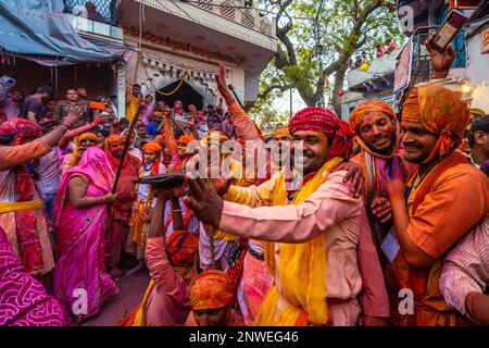 lathmar holi festival in barsana