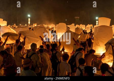 CHIANG MAI, THAILAND - OCTOBER 25, 2014: People preparing to release sky lanterns to pay homage to the triple gem: Budhha, Dharma and Sangha during Yi Stock Photo