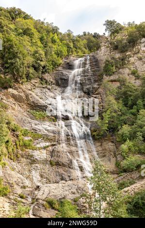 Cascade du Voile de la Mariée de Bocognano, grande chute d'eau et arbres Stock Photo