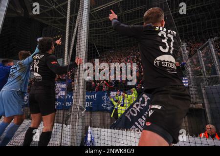 UTRECHT, NETHERLANDS - FEBRUARY 28: Hero van Lopik of SV Spakenburg, Koen Wesdorp of SV Spakenburg, Luuk Admiraal of SV Spakenburg are celebrating the win with the fans during the Dutch TOTO KNVB Cup Quarter Finals match between FC Utrecht and SV Spakenburg at Stadion Galgenwaard on February 28, 2023 in Utrecht, Netherlands (Photo by Ben Gal/Orange Pictures) Stock Photo