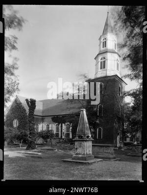 Bruton Parish Church, Williamsburg, James City County, Virginia. Carnegie Survey of the Architecture of the South. United States  Virginia  James City County  Williamsburg, Cemeteries, Towers, Churches. Stock Photo