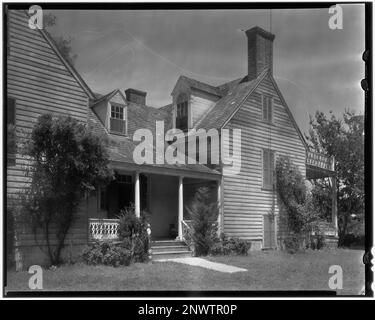 Mt. Custis, Accomack vic., Accomack County, Virginia. Carnegie Survey of the Architecture of the South. United States  Virginia  Accomack County  Accomack vic, Porches, Houses. Stock Photo