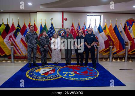 230117-N-JC800-0028 SINGAPORE (Jan. 17, 2023) -  (From Left) Foreign allied naval liaison officers from Australia, New Zealand and United Kingdom, take a photo with (middle) Rear Adm. Mark Melson, Commander, Logistics Group Western Pacific/Task Force 73 (COMLOG WESTPAC/CTF73) and Lindsey Ford, Deputy Assistant Secretary of Defense for South and Southeast Asia during a scheduled visit to Singapore Naval Installation, Jan. 17. Stock Photo