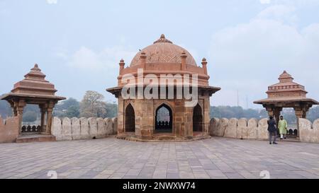 INDIA, BIHAR, SASARAM, January 2023, Tourist at Tombs in campus of Sher Shah Suri Tomb, Hindu Islamic Architecture Stock Photo