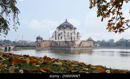 INDIA, BIHAR, SASARAM, January 2023, Tourist at Sher Shah Suri Tomb, Hindu Islamic Architecture Stock Photo