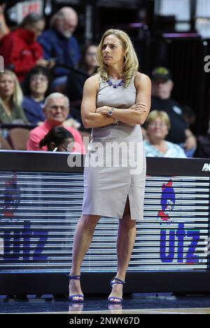 UNCASVILLE, CT - JUN 21: Atlanta Dream head coach Nicki Collen