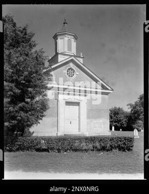 Grace Church, York-Hampton Parish, Yorktown, York County, Virginia. Carnegie Survey of the Architecture of the South. United States  Virginia  York County  Yorktown, Bell towers, Bull's eye windows, Doors & doorways, Pediments, Churches. Stock Photo