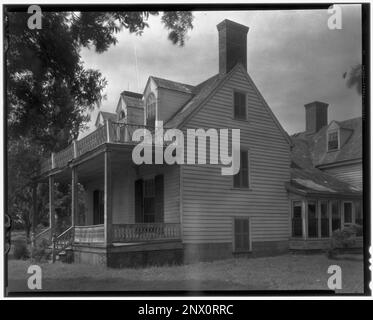 Mt. Custis, Accomack vic., Accomack County, Virginia. Carnegie Survey of the Architecture of the South. United States  Virginia  Accomack County  Accomack vic, Porches, Balconies, Houses. Stock Photo