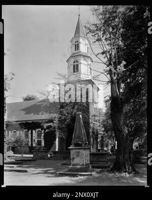 Bruton Parish Church, Williamsburg, James City County, Virginia. Carnegie Survey of the Architecture of the South. United States  Virginia  James City County  Williamsburg, Cemeteries, Towers, Churches. Stock Photo