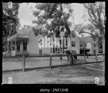 Mt. Custis, Accomack vic., Accomack County, Virginia. Carnegie Survey of the Architecture of the South. United States  Virginia  Accomack County  Accomack vic, Porches, Balconies, Houses. Stock Photo