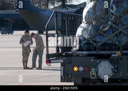 U.S. Air Force Airmen from the 86th Airlift Wing prepare to load a C-130J Super Hercules aircraft at Ramstein Air Base, Germany, Feb. 8, 2023. The C-130J transported Airmen from Team Ramstein to provide humanitarian aid at Incirlik AB, Türkiye, after a 7.8-magnitude earthquake occurred between Türkiye and Syria on Feb. 5, 2023. Stock Photo