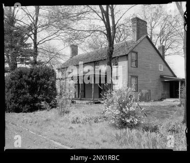 Broadwater House, Fairfax vic., Fairfax County, Virginia. Carnegie Survey of the Architecture of the South. United States  Virginia  Fairfax County  Fairfax vic, Porches, Chimneys, Clapboard siding, Houses. Stock Photo