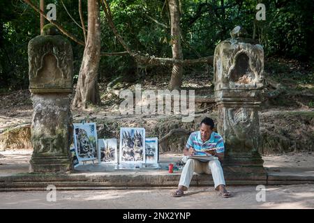 painter in the west access way to Preah Khan Temple, Angkor Archaeological Park, Siem Reap, Cambodia Stock Photo