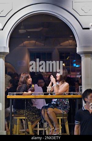 Friends in Insonnin Bar. In Lan Kwai Fong, famous for its bars and nightlife,Hong Kong, China Stock Photo