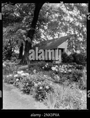 Reveille House, 4200 Cary Street, Richmond, Henrico County, Virginia. Carnegie Survey of the Architecture of the South. United States  Virginia  Henrico County  Richmond, Gardens, Housing. Stock Photo