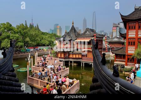 China.Shanghai: Yu Yuan Bazar. Zigzag bridge and Huxinting Tea House. Pudong Skyline in Background. Stock Photo