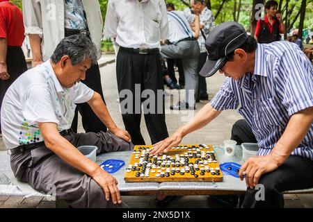 Men playing Baduk at Jongmyo park, Seoul, South Korea Stock Photo