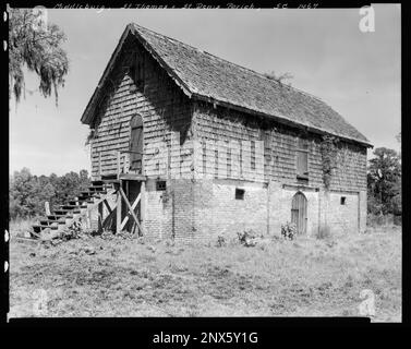 Middleburg, Huger vic., Berkeley County, South Carolina. Carnegie Survey of the Architecture of the South. United States  South Carolina  Berkeley County  Huger vic, Buildings, Roofs, Stairways, Vines. Stock Photo