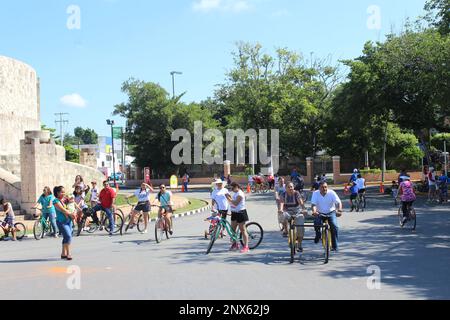 MERIDA, MEXICO - OCTOBER 2, 2016 Sunday cycling on the  Paseo de Montejo - Monument to the Fatherland Stock Photo