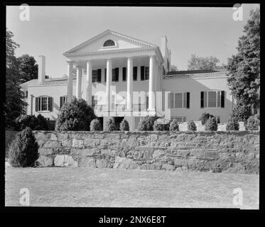 Oak Hill, Aldie vic., Loudoun County, Virginia. Carnegie Survey of the Architecture of the South. United States  Virginia  Loudoun County  Aldie vic, Porticoes , Porches, Stone walls, Dwellings. Stock Photo