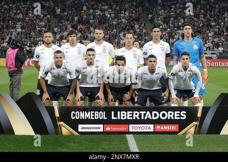 SÃO PAULO, SP - 02.05.2018: CORINTHIANS X INDEPENDIENTE - Corinthians'  Jadsoayplays the ballh Nicolás Figal do Independiente during a maa match  between Corinthians and Club Atlético Independiente (Argentina), valid for  the fourth