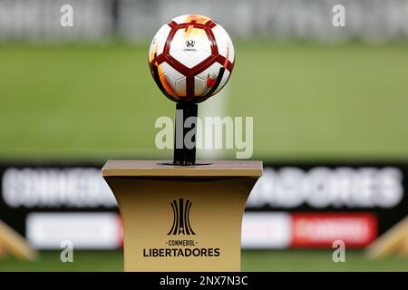 SÃO PAULO, SP - 02.05.2018: CORINTHIANS X INDEPENDIENTE - Corinthians'  Jadsoayplays the ballh Nicolás Figal do Independiente during a maa match  between Corinthians and Club Atlético Independiente (Argentina), valid for  the fourth