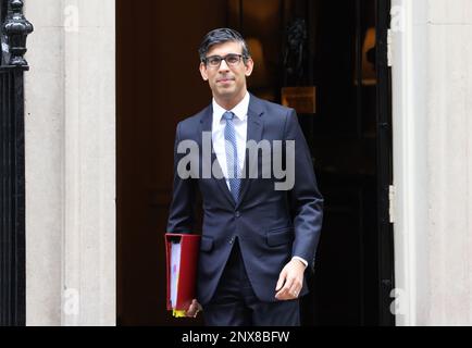 London, UK, 1st March 2023. PM Rishi Sunak leaves no. 10 Downing Street to head for PMQs where he will be defending the newly signed Windsor Framework, hoping to get the DUP on side and Stormont up and running again. Credit :Monica Wells/Alamy Live News