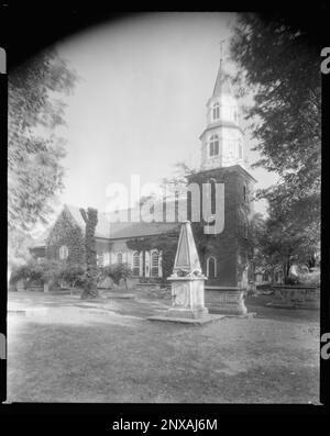 Bruton Parish Church, Williamsburg, James City County, Virginia. Carnegie Survey of the Architecture of the South. United States  Virginia  James City County  Williamsburg, Cemeteries, Towers, Churches. Stock Photo