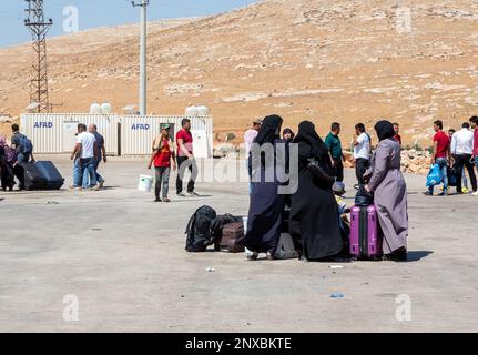 Syrian refugees waiting to return to the secured area of their home country. Reyhanlı, Hatay, Turkey. Stock Photo