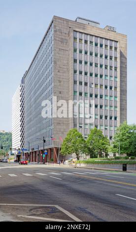 Pittsburgh Downtown: Gateway District landmark Bell Telephone building is now 201 Stanwix Street Place, mixed use apartments and school. Stock Photo