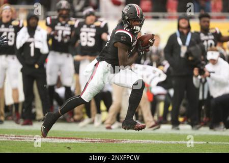 Shi Smith (13) of the South Carolina Gamecocks avoids the tackle