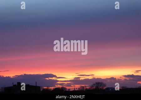 Sonnenaufgang / Morgenhimmel /Sunrise / rot / roetlich/Himmel / Wolken / Wolkenformation / Stock Photo