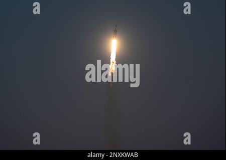 KENNEDY SPACE CENTER, FLA. - On Launch Pad 39A, astronaut-suited ...