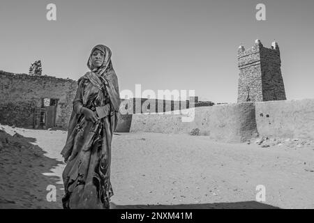 Mauritania, Chinguetti, old town, woman Stock Photo