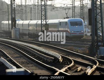 Hamburg, Germany. 06th Feb, 2023. An ICE train is traveling from the south in the Veddel area in the direction of Hamburg main station. Credit: Soeren Stache/dpa/Alamy Live News Stock Photo