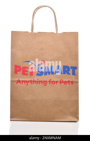 IRIVNE, CALIFORNIA - 01 MAR 2023: A paper shopping bag from Pet Smart. Stock Photo