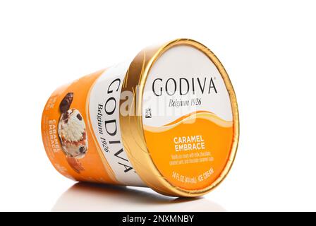 IRIVNE, CALIFORNIA - 01 MAR 2023: A Carton of Godiva Caramel Embrace ice cream on its side Stock Photo