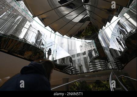 New York, USA. 01st Mar, 2023. The spiral staircase inside he Apple flagship retail store on Fifth Avenue, New York, NY, March 1, 2023. (Photo by Anthony Behar/Sipa USA) Credit: Sipa USA/Alamy Live News Stock Photo