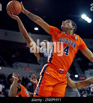 Tennessee forward Grant Williams (2) passes over Mississippi State guard  Xavian Stapleton (3) during the first