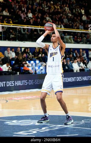 Metropolitan 92's French power forward Victor Wembanyama (L) passes the  ball during the French Elite basketball match between Boulogne-Levallois  Metropolitans 92 and Paris basket ball at the Palais des Sports  Marcel-Cerdan in